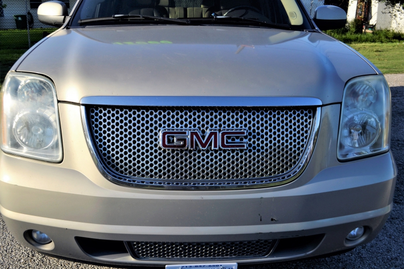 concession-auto-LES FERRES-min_gmc-yukon-truck-grill-2828425